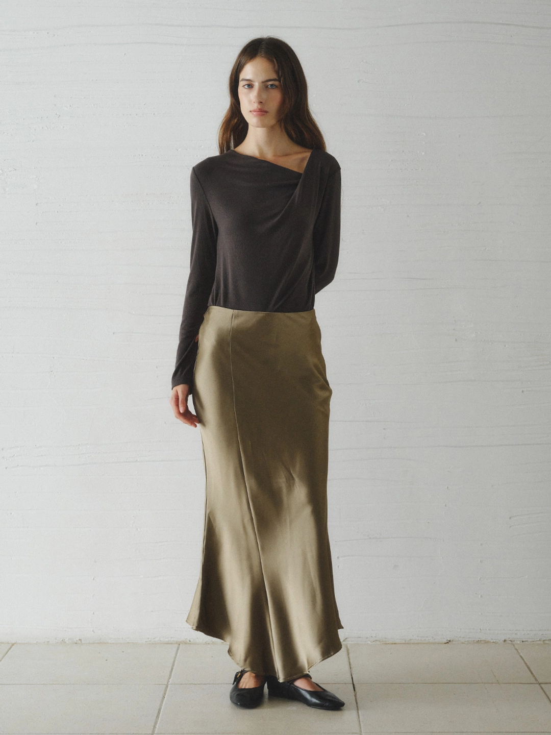 르니나 ALOHA unbalanced satin long skirt_khaki 상품 이미지 3