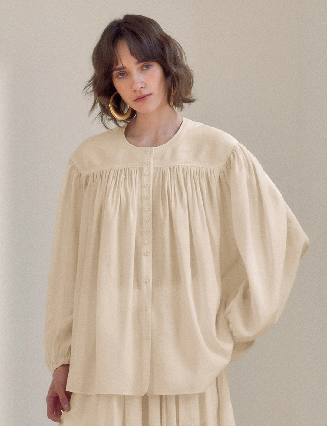 노미나떼 Aria Shirring Blouse (Soft Cream) 상품 이미지 2