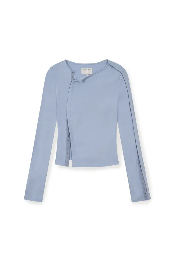 SNAP DETAIL SLIM TOP IN LIGHT BLUE
