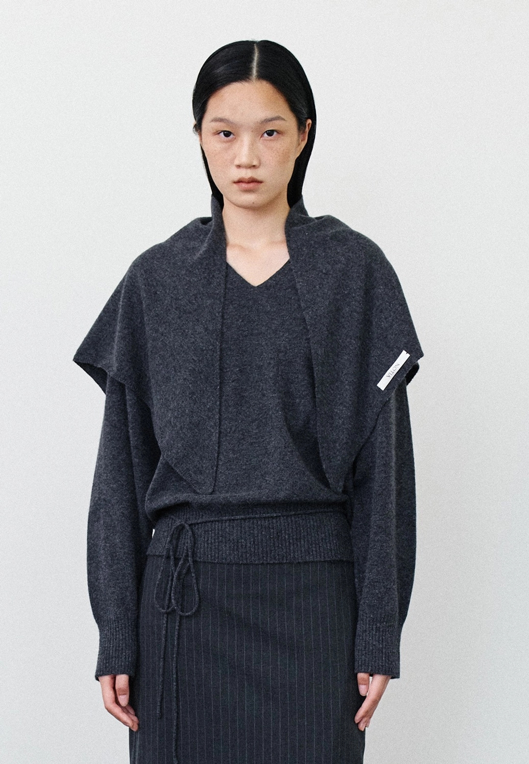 노티아 TRIANGLE KNIT WOOL SCARF -CHARCOAL 상품 이미지 2