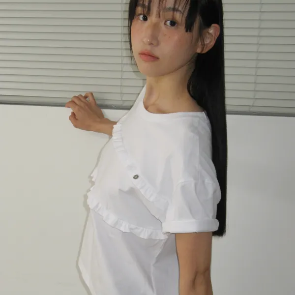 PENDANT LINE FRILL BASIC FIT T SHIRT WHITE