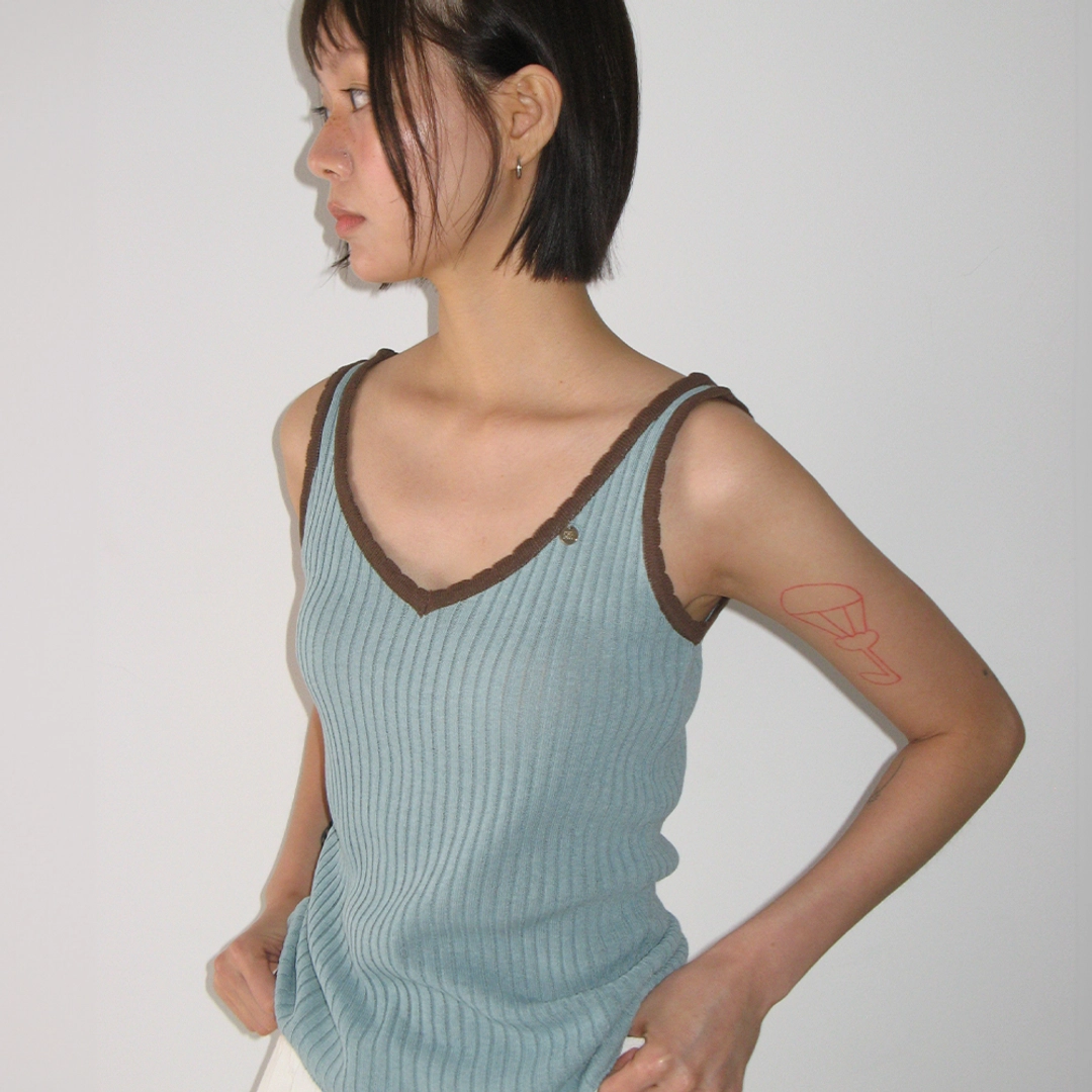 론론 GOLGI BLOCKING CHARM SLEEVELESS KNIT MINT BROWN 상품 이미지 2