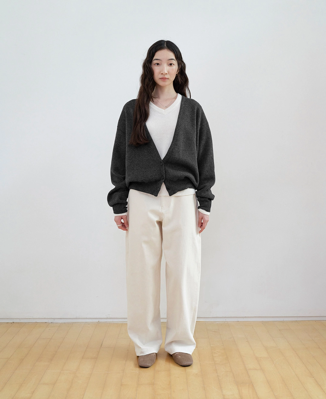 스텝어라운드 Superfine Wool Deep V-Neck Cardigan_CHARCOAL 상품 이미지 1