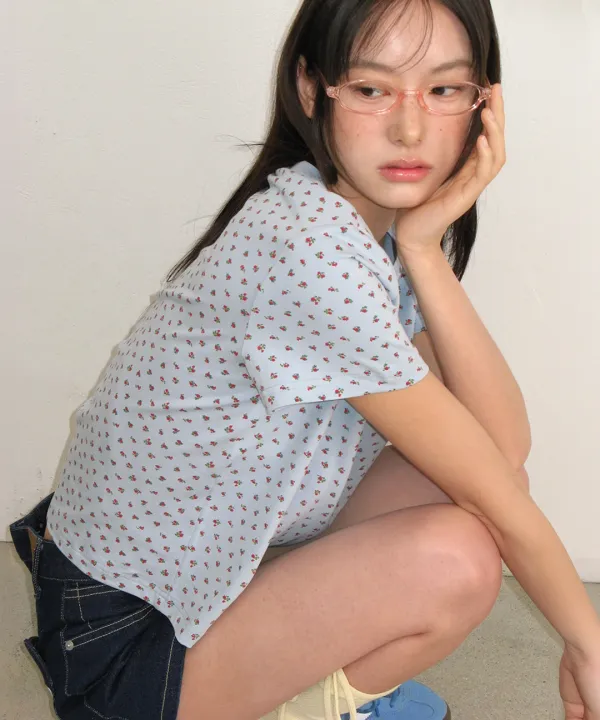 FLORAL MINI LABEL CROP SHORT SLEEVE SOFT BLUE