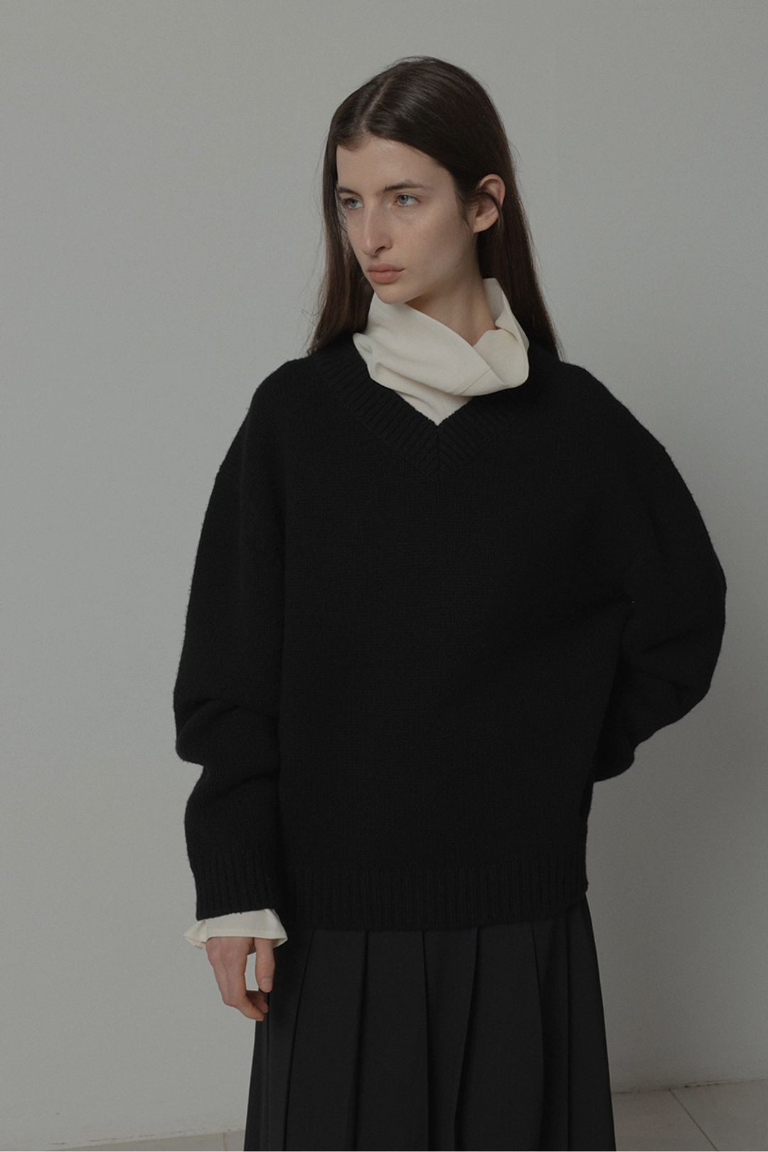 르917 CASHMERE-BLEND V-NECK PULLOVER [BLACK] 상품 이미지 2