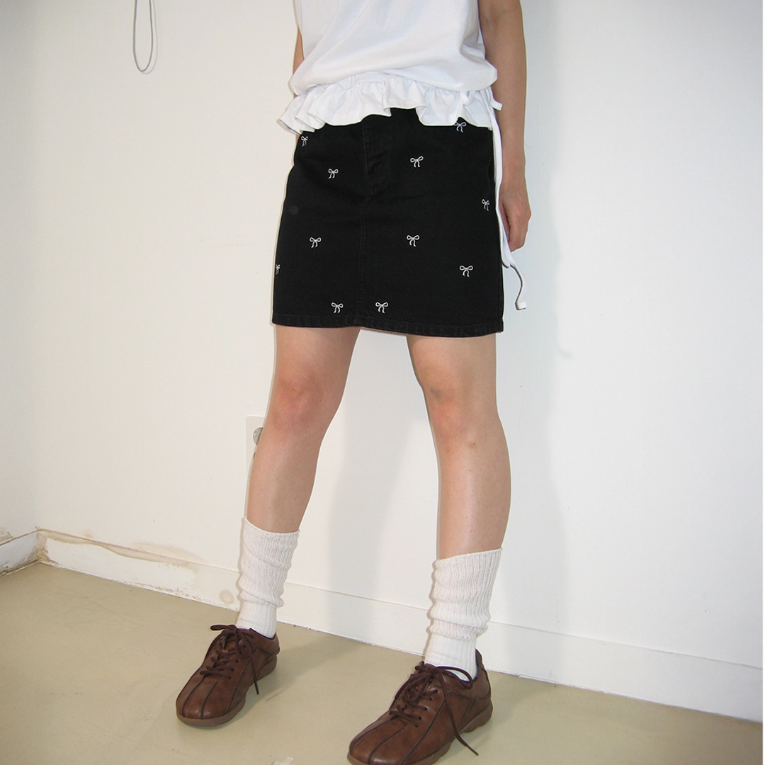론론 RIBBON PATTERN DENIM SHORT SKIRT DEEP BLACK 상품 이미지 1