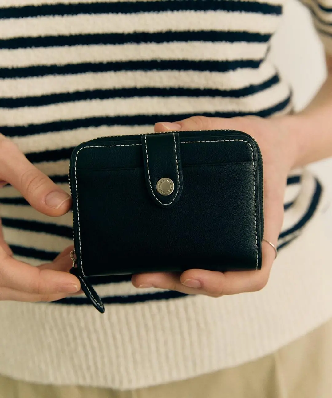 오스트카카 Logo Button Wallet Black 상품 이미지 2