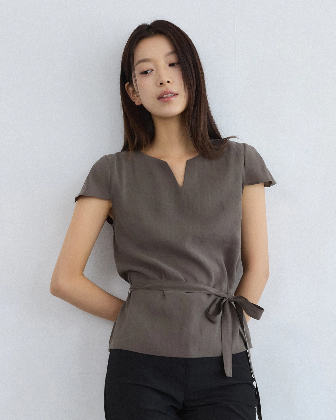 어다울 V cut cap belted blouse - ash brown 상품 이미지 2