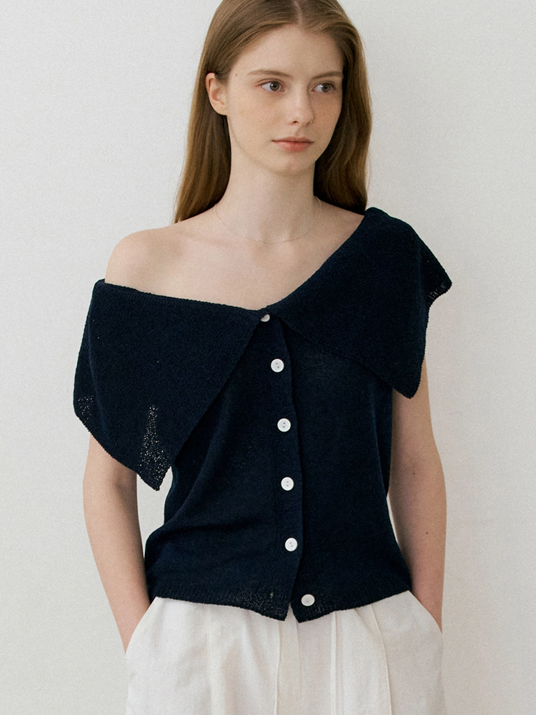 아워코모스 comos 1469 sailor collar off-shoulder button knit (navy) 상품 이미지 2
