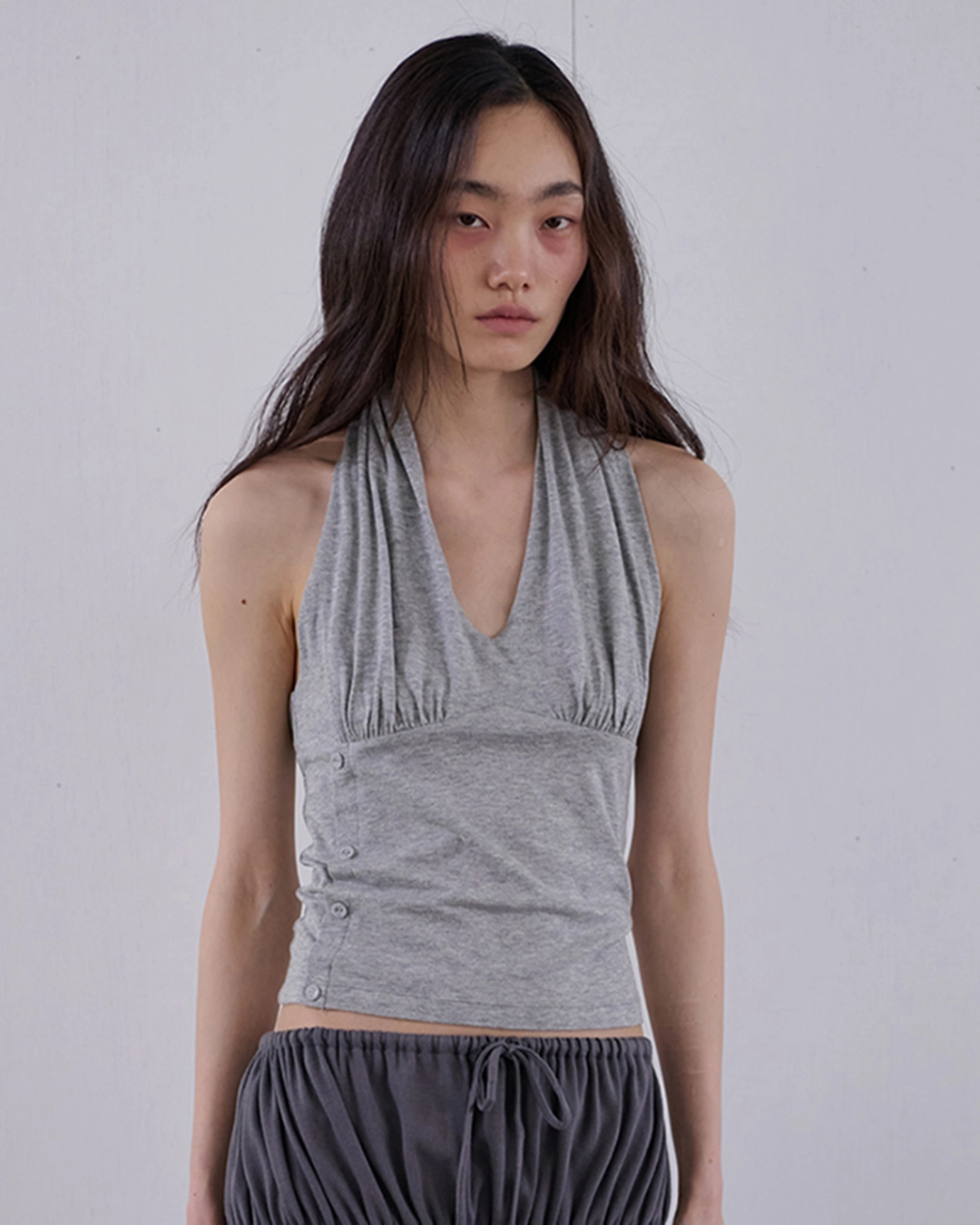 오데스 BUTTONED COWL HALTER TOP - GREY 상품 이미지 1