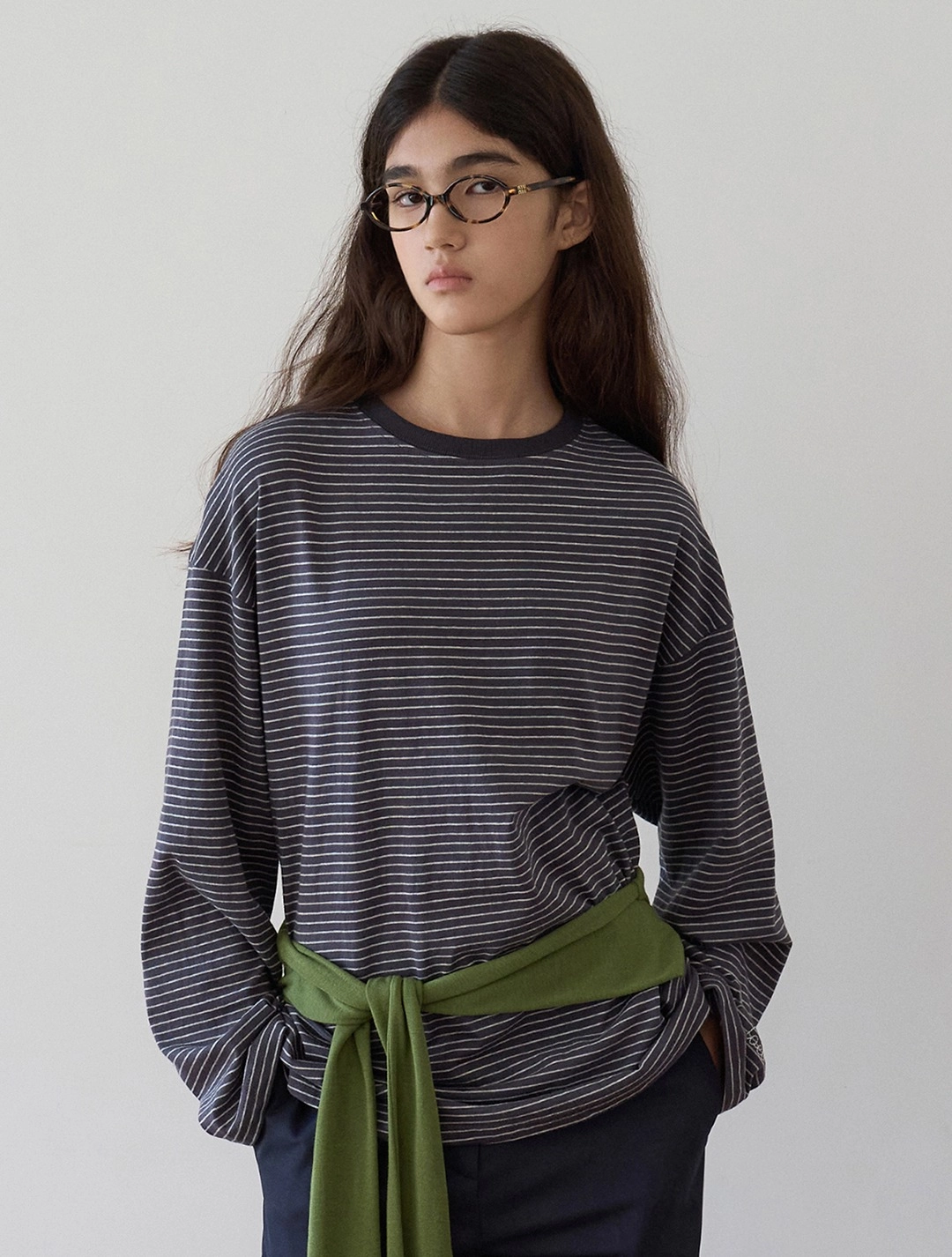 로에일 Embroidery stripe contrast T-shirt_Charcoal 상품 이미지 1