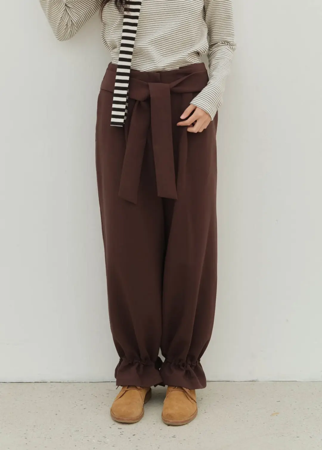 온무드 BELT SHIRRING JOGGER WIDE SLACKS - BROWN (2WAY) 상품 이미지 2