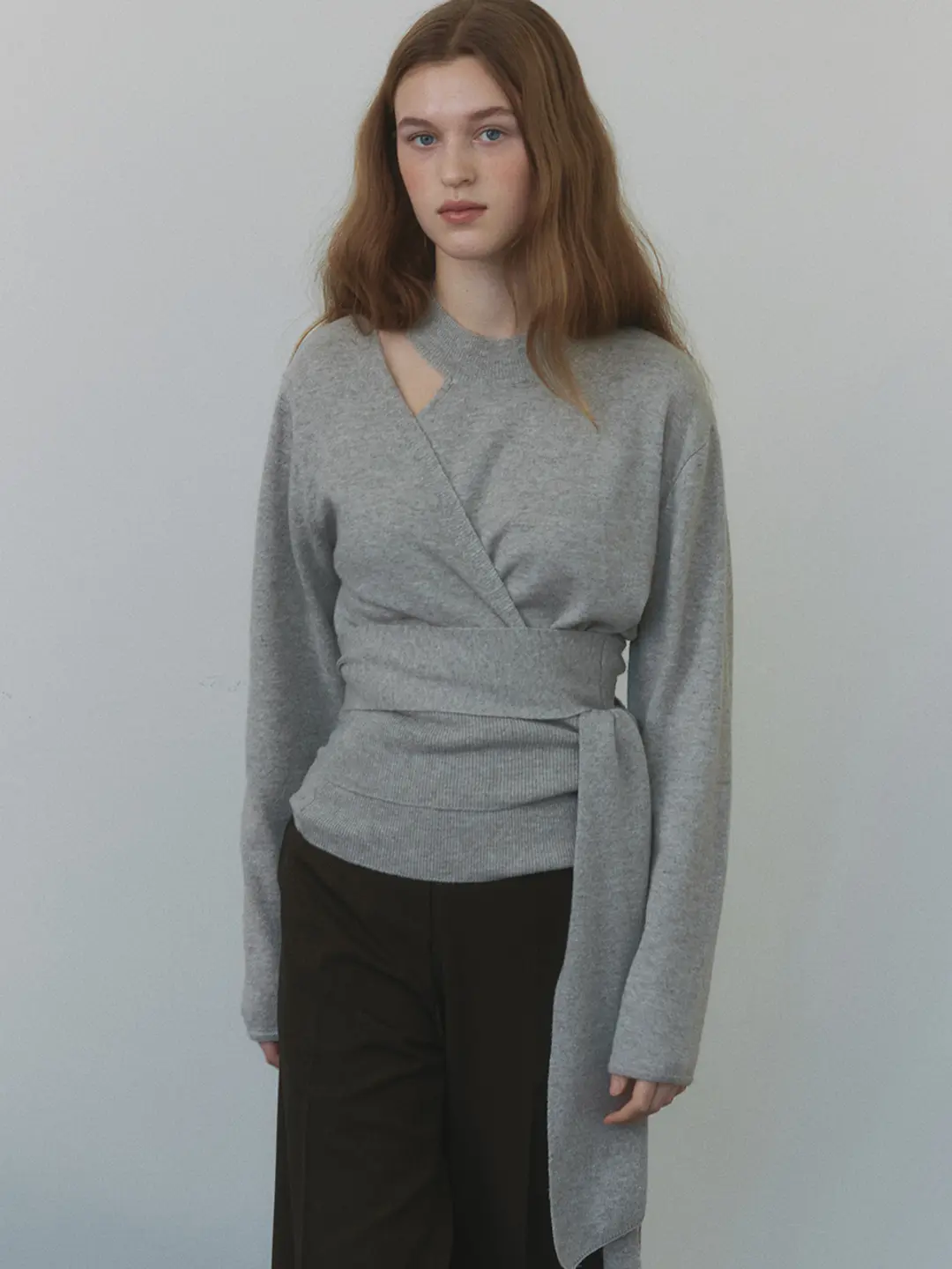아워코모스 comos 1315 cross wrap choker neck knit (light gray) 상품 이미지 1