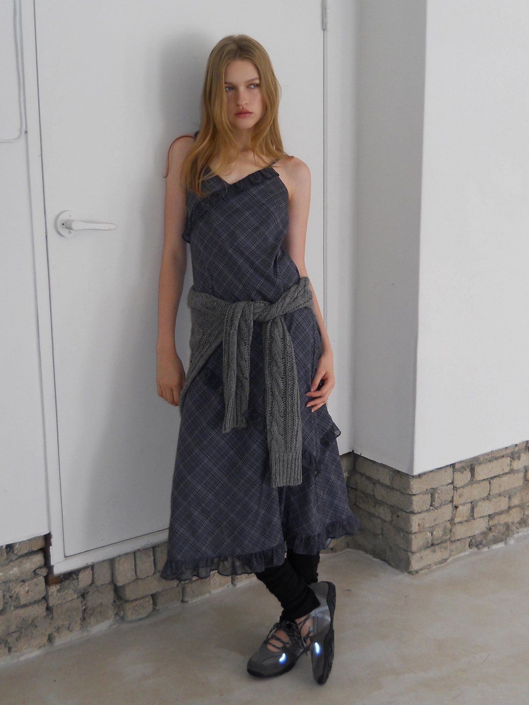 에트몽 Slip Check Frill Dress, Black 상품 이미지 2