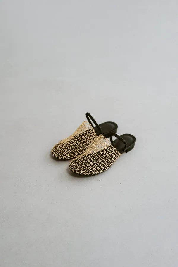 39278_Triangular mesh sandals