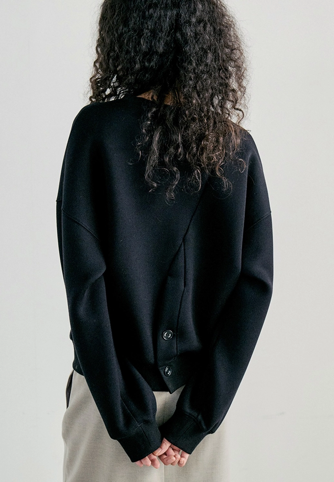 노티아 BACK BUTTON-UP SWEATSHIRT - BLACK 상품 이미지 1