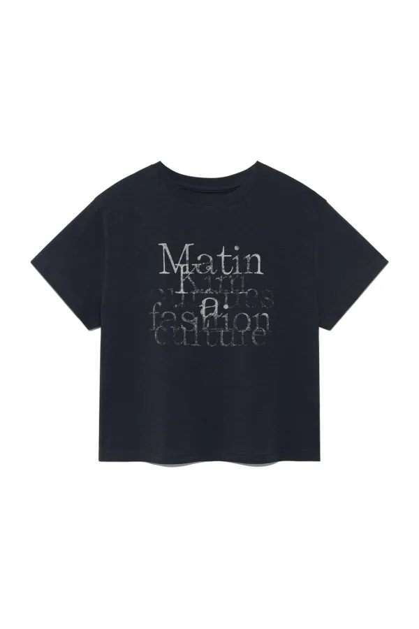 DUSTY TYPO GRAPHIC CROP TOP IN CHARCOAL