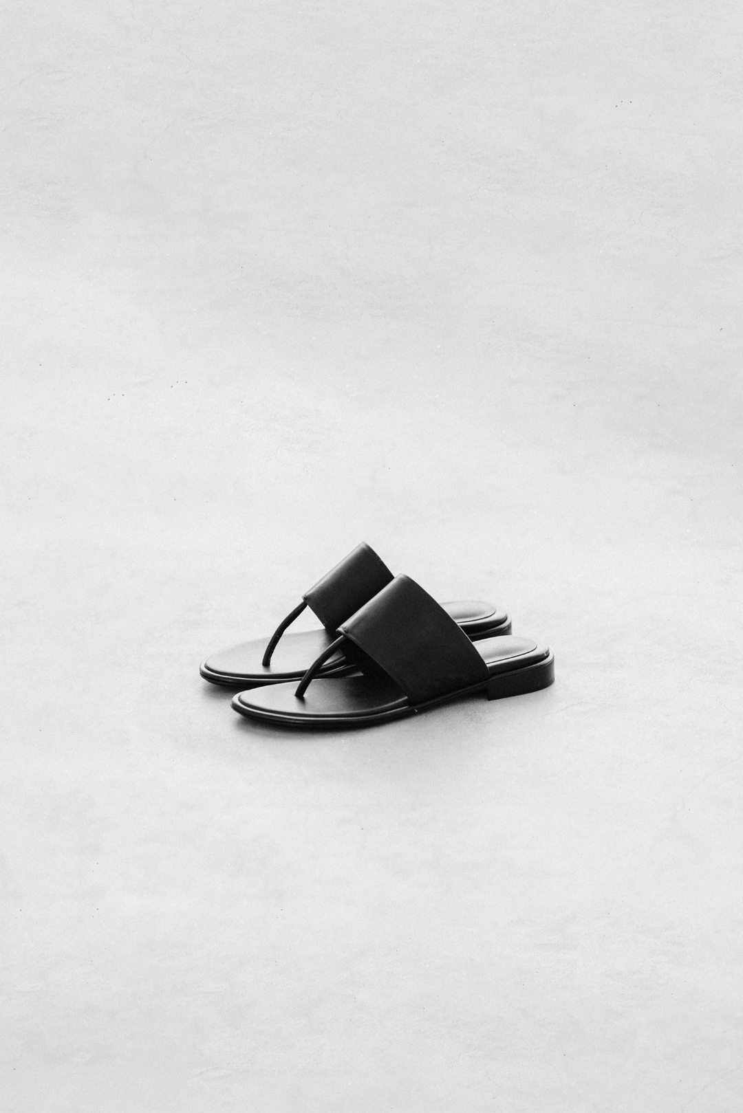 스앨더 37663_Black flat sandals 상품 이미지 1