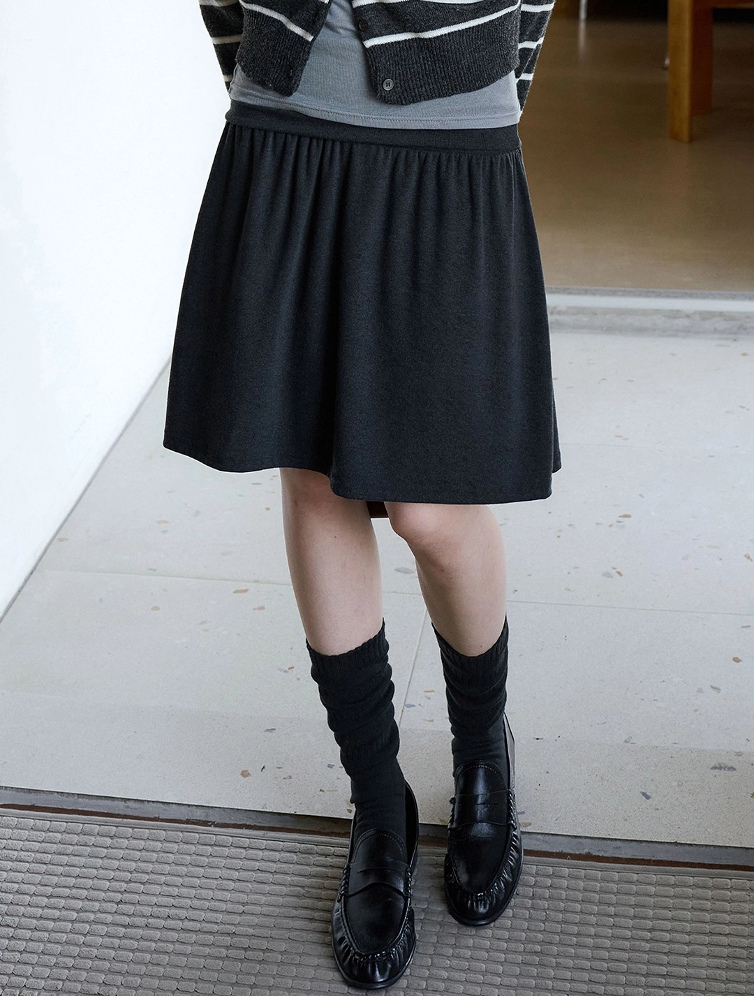 로에일 Folding shirring midi skirt_Charcoal 상품 이미지 1