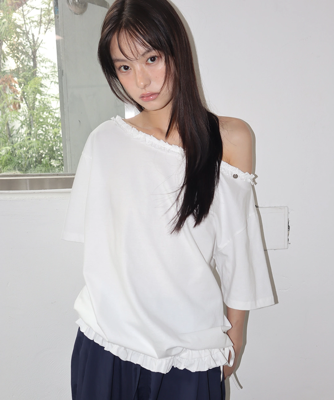 론론 FRILL OFF SHOULDER STRING T SHIRT WHITE 상품 이미지 1
