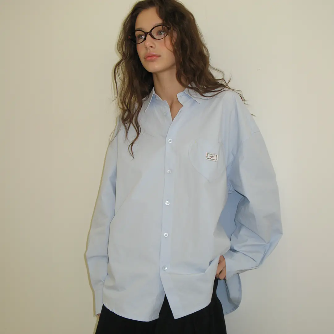 론론 STITCH HEART POCKET OVER FIT SHIRT SKY 상품 이미지 2