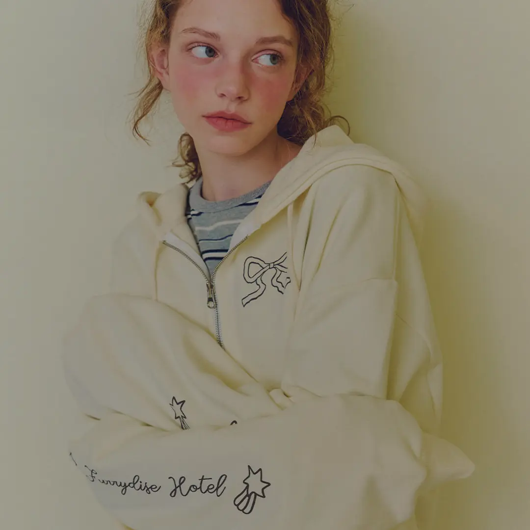 론론 DOODLE LETTERING HOODIE ZIP UP CREAM 상품 이미지 1