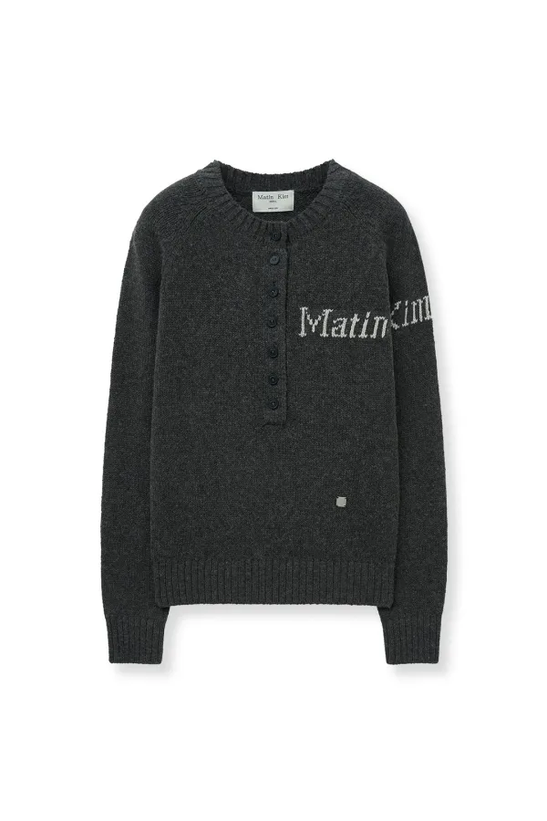 MATIN BUTTON POINT HENLEY NECK LOGO KNIT TOP IN CHARCOAL