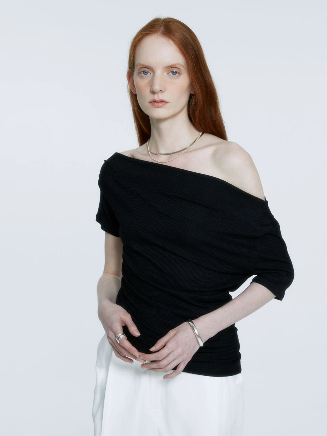 뮤제 [2nd] SAINT-GERMAIN Unbalanced Off-Shoulder Jersey Top_Black 상품 이미지 3