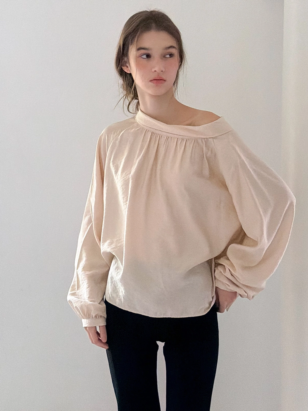 쏘이르 SCARF TIE SHIRRING BLOUSE - BEIGE 상품 이미지 1
