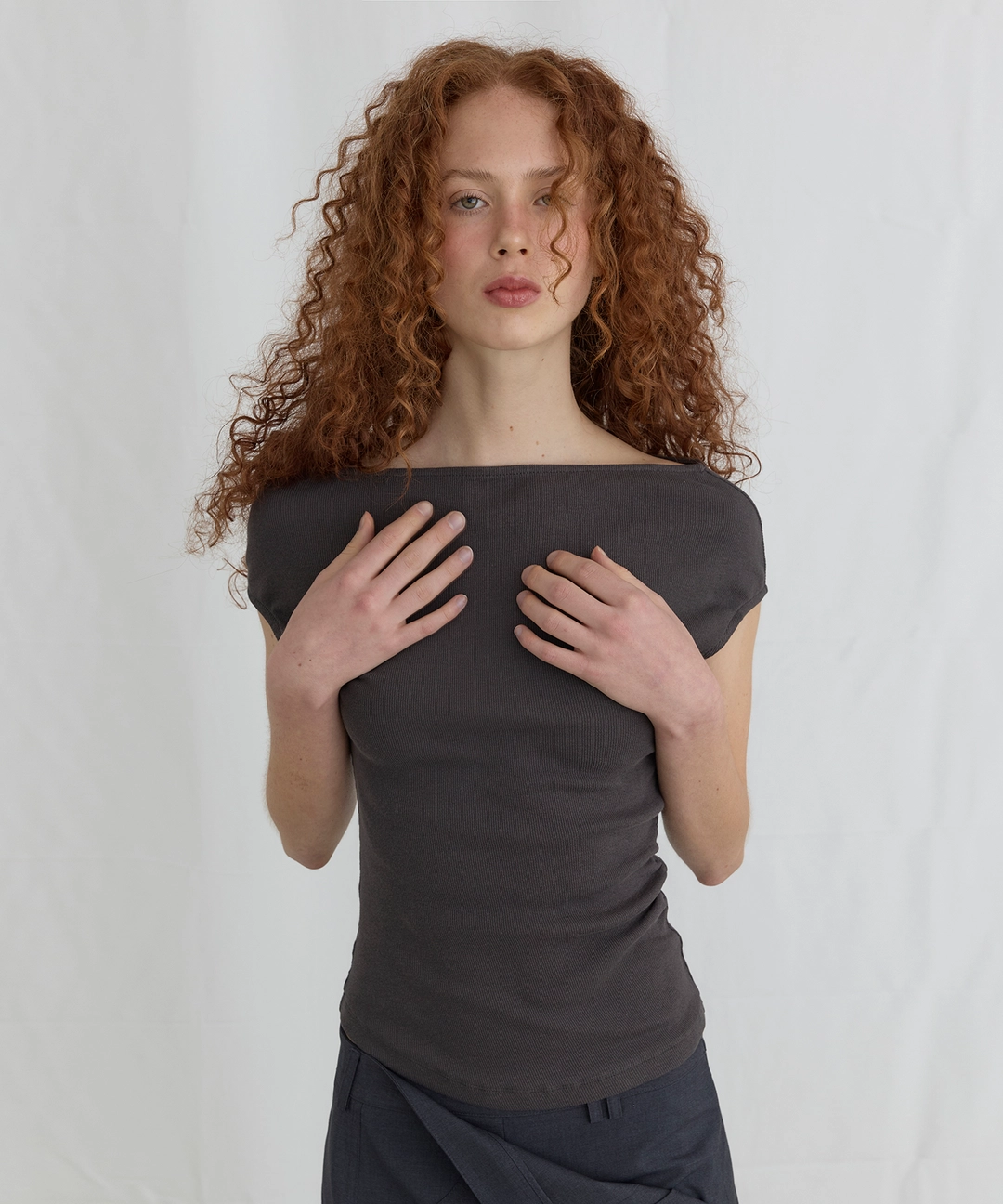 오데스 DRAPE CLASSIC TOP - CHARCOAL 상품 이미지 1