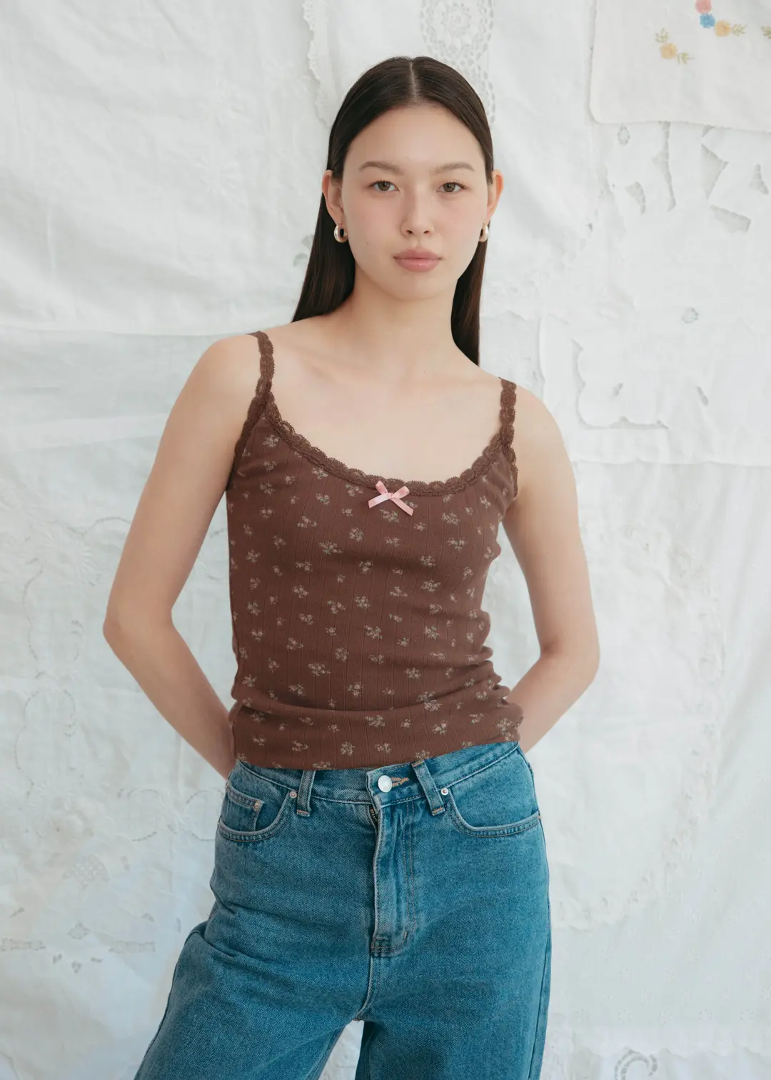 온무드 LACE RIBBON SLEEVELESS - BROWN FLOWER 상품 이미지 1