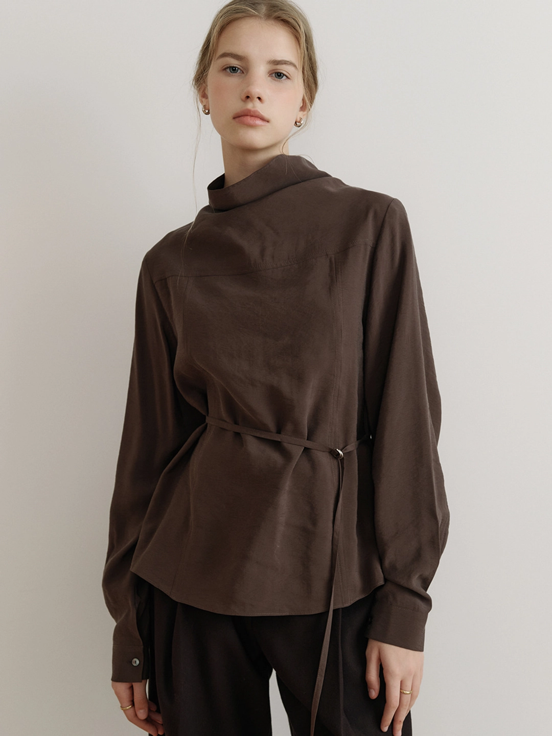 아워코모스 comos 1650 high-neck turtle blouse (dark brown) 상품 이미지 1