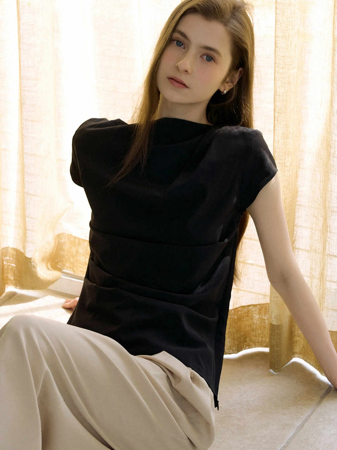 아워코모스 comos 1491 back cowl shirring blouse (black) 상품 이미지 2