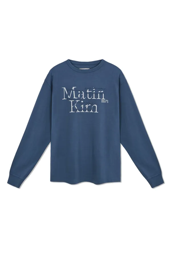 PATCH GRAPHIC LONG SLEEVE TOP IN SMOKE BLUE