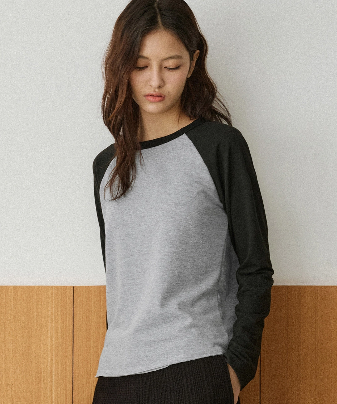 반원 아뜰리에 A3570 플로우 라인 래글런 티셔츠_Black 상품 이미지 2