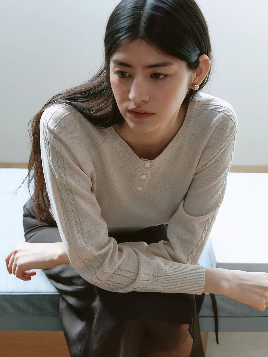 아워코모스 comos 1344 button detail round neck knit (beige) 상품 이미지 1