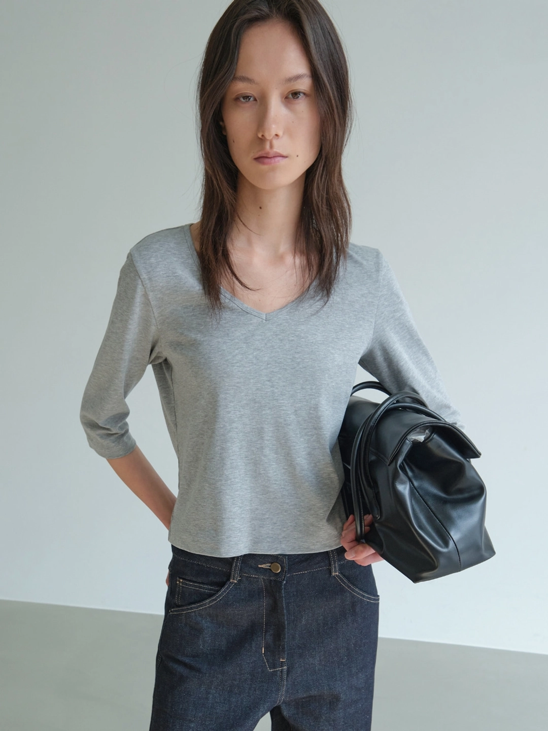 로우클래식 [S: 6/17 예약배송] Deep V-Neck Stretchy T-Shirts_Melange Grey 상품 이미지 2
