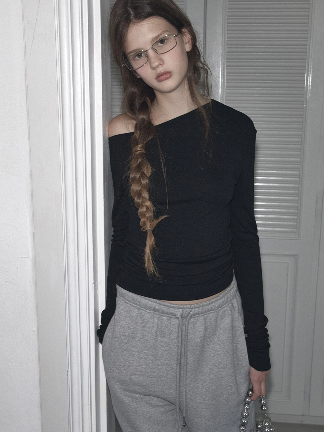쏘이르 SPAN OFF SHOULDER T-SHIRT - BLACK 상품 이미지 2