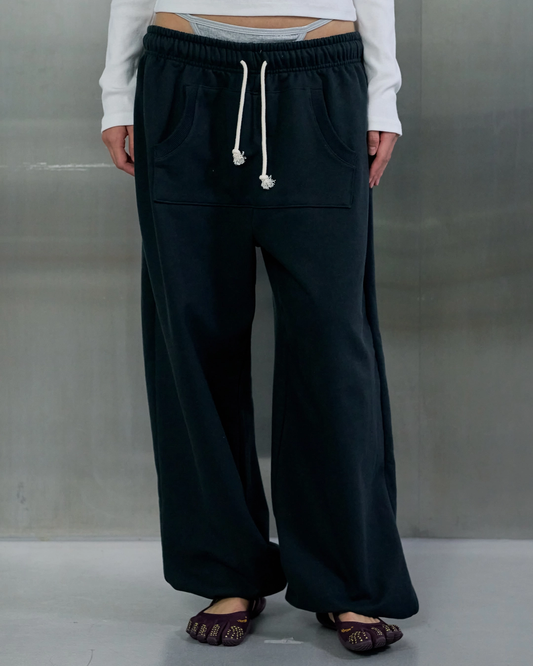 오데스 [9/11 예약 출고] FRONT POUCH POCKET SWEAT PANTS - CHARCOAL 상품 이미지 1