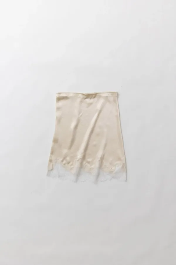 4th) a cutting-line skirt (cream)