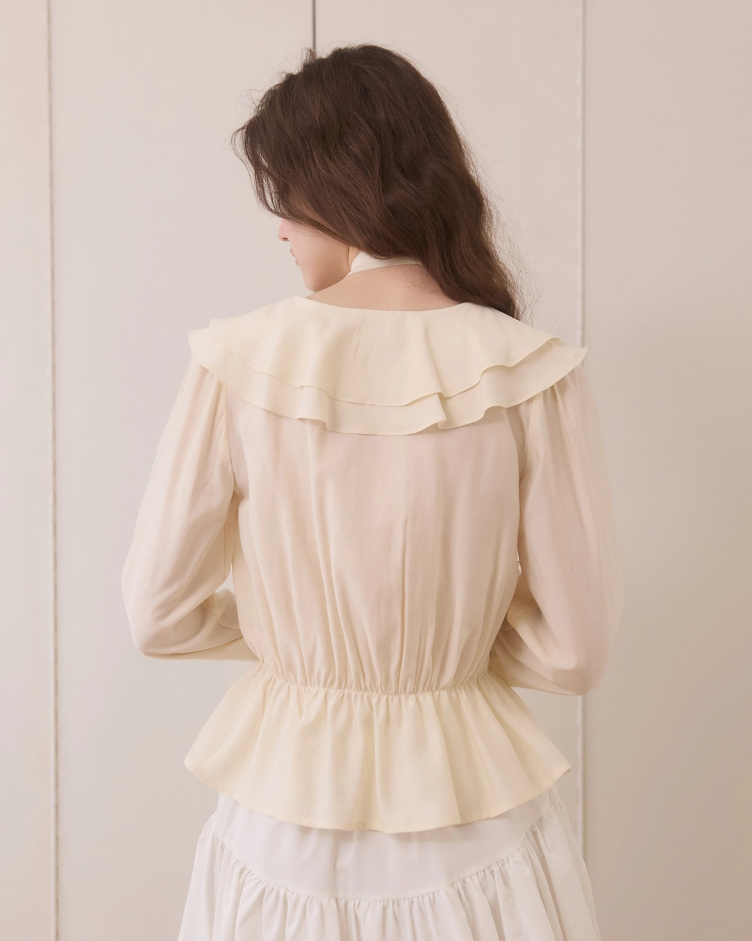 어다울 Duffle shirring ruffle tie blouse - cream 상품 이미지 3