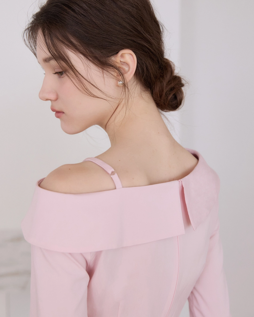 어다울 Unbalance off shoulder blouse - pink 상품 이미지 3