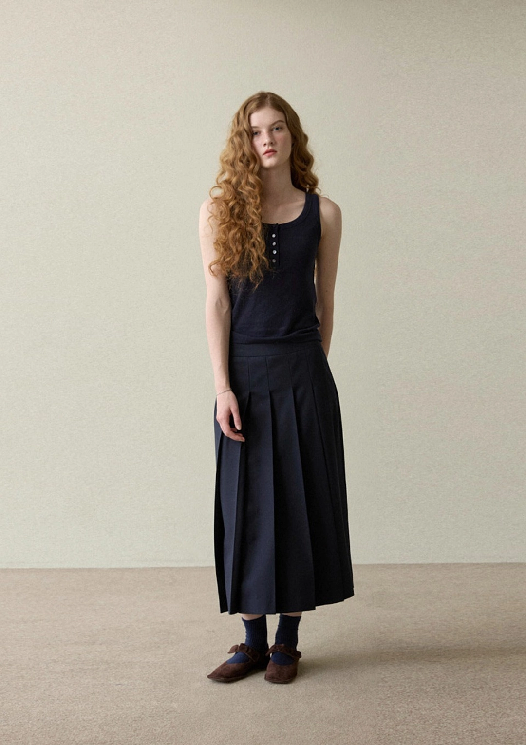 오픈도어 medium long PLEATED SKIRT NAVY 상품 이미지 2