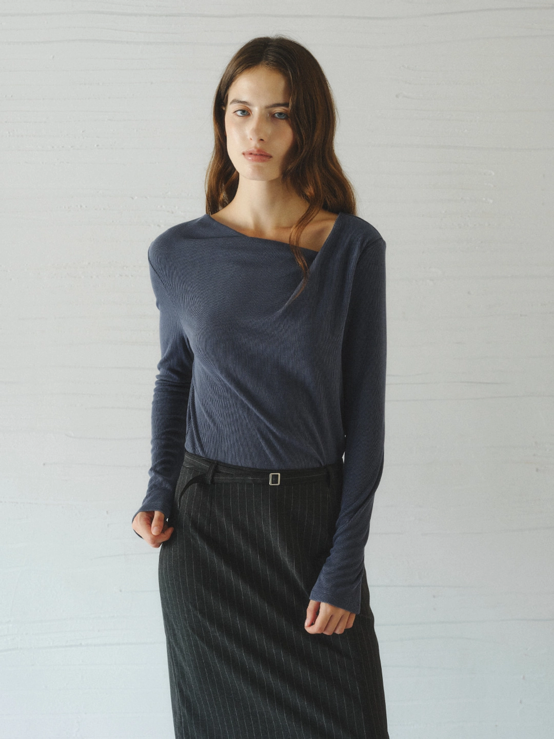 르니나 ROEL drape neck t-shirt_navy 상품 이미지 1