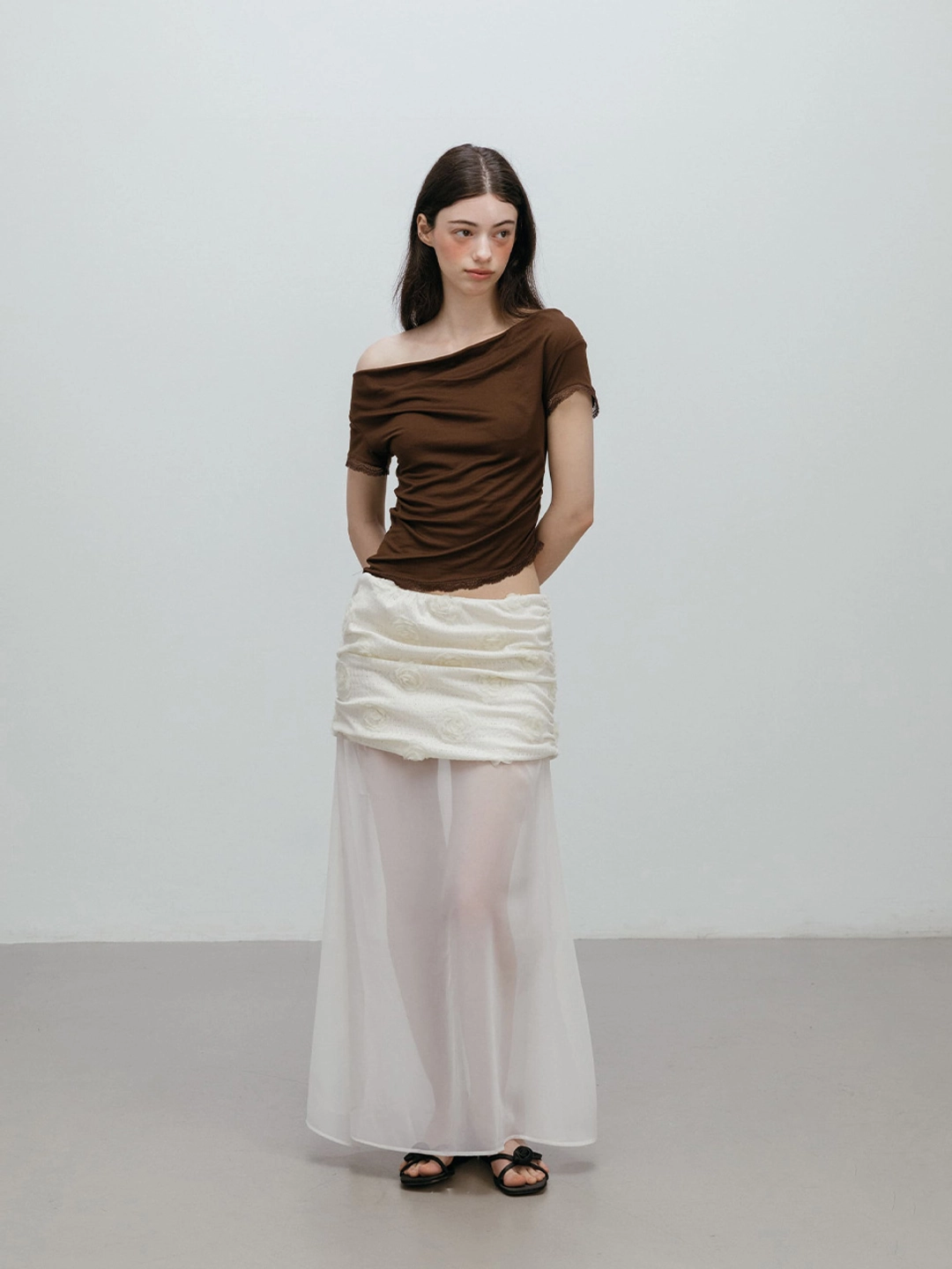 모이페어 LACE OFF SHOULDER T-SHIRT / BROWN 상품 이미지 2