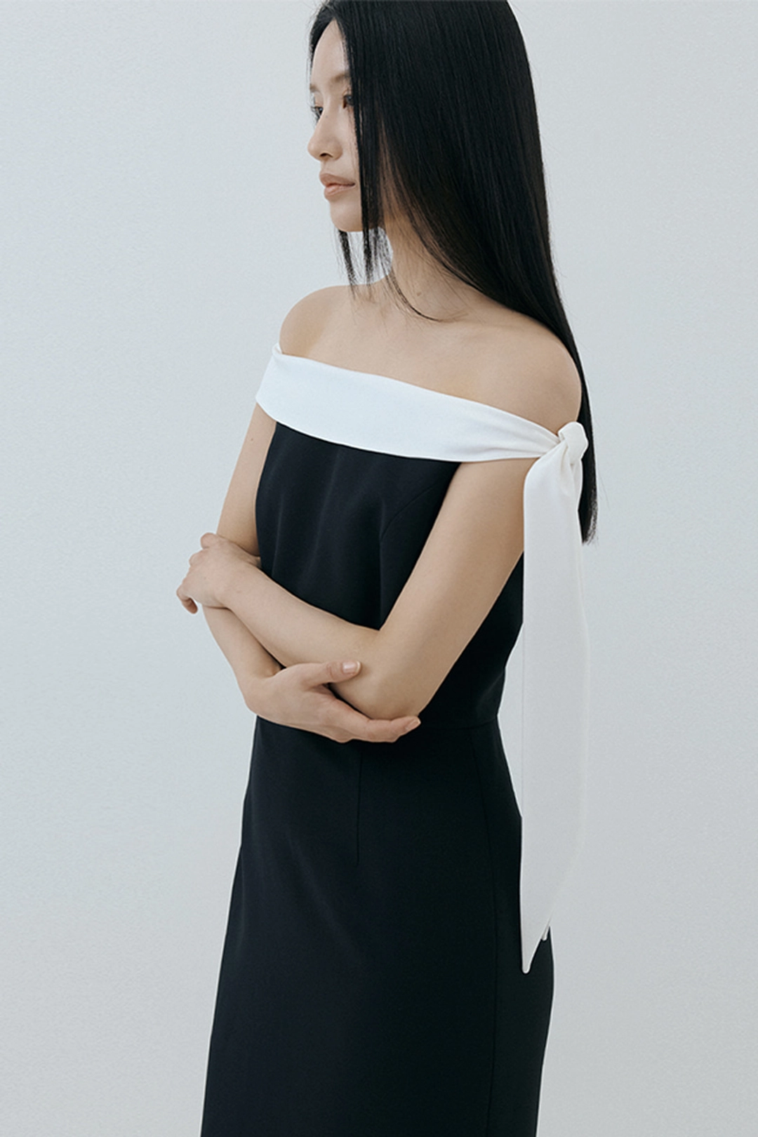 루시르주 Contrast Scarf Off-Shoulder Dress (black) 상품 이미지 1