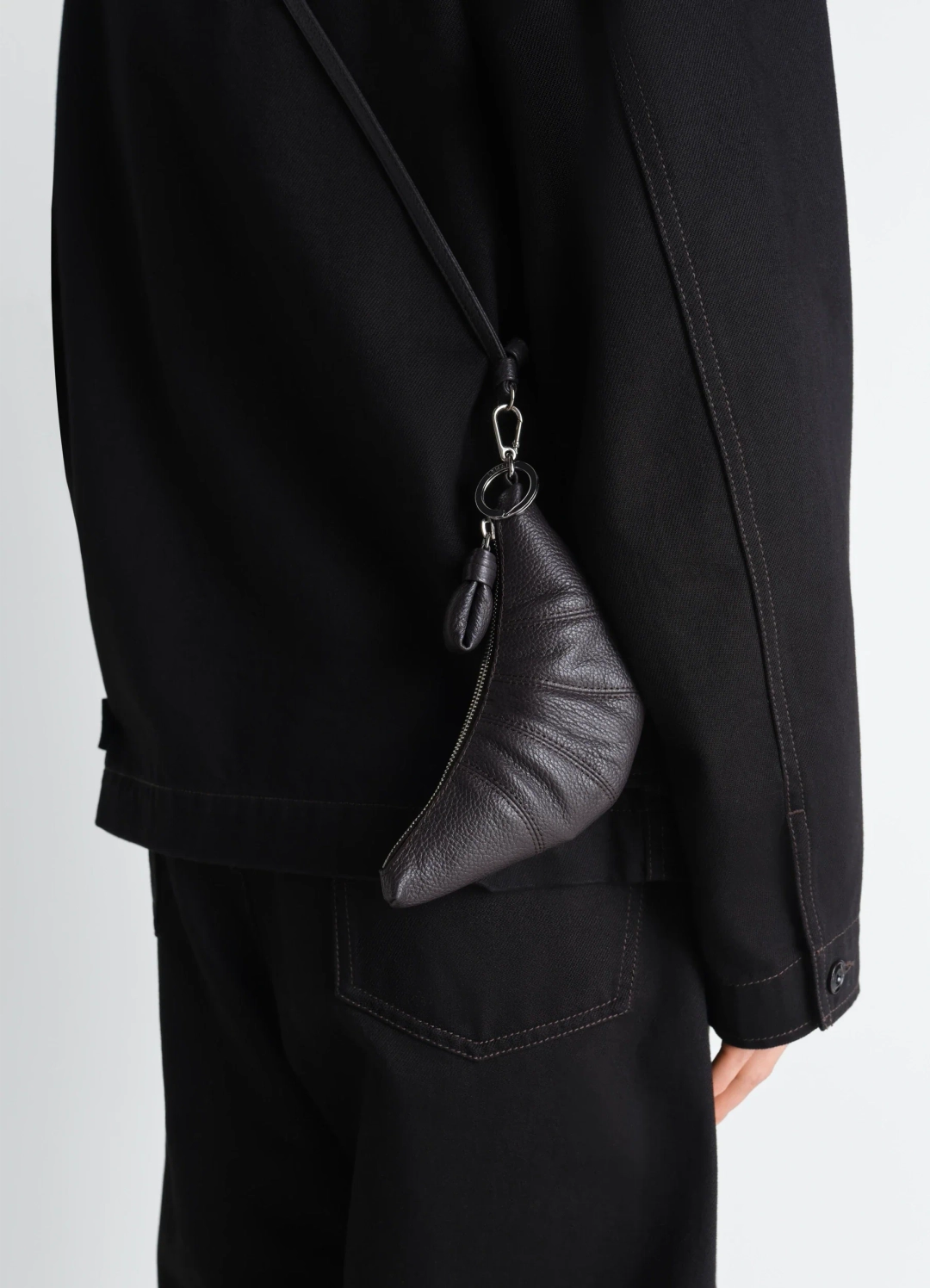 르메르 CROSS-BODY CROISSANT COIN PURSE IN LEATHER 상품 이미지 2