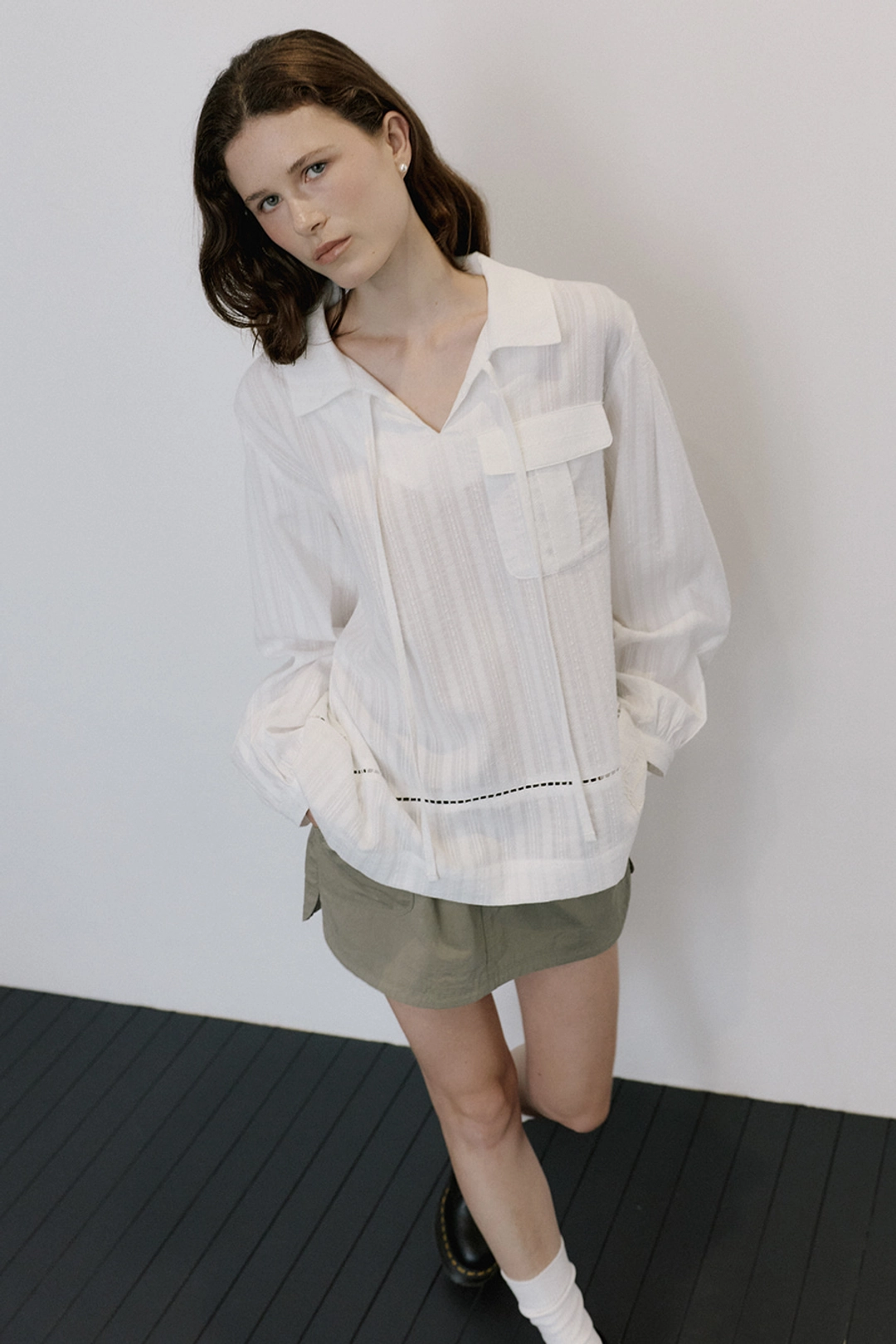 모어댄라이크 V NECK POCKET BLOUSE - IVORY 상품 이미지 1
