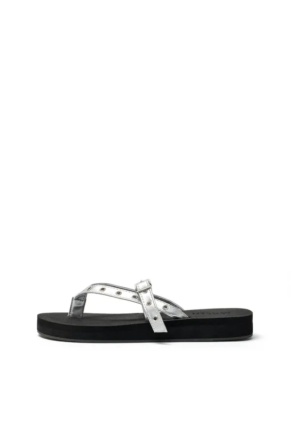BUCKLE EYELET SLIPPERS IN SILVER