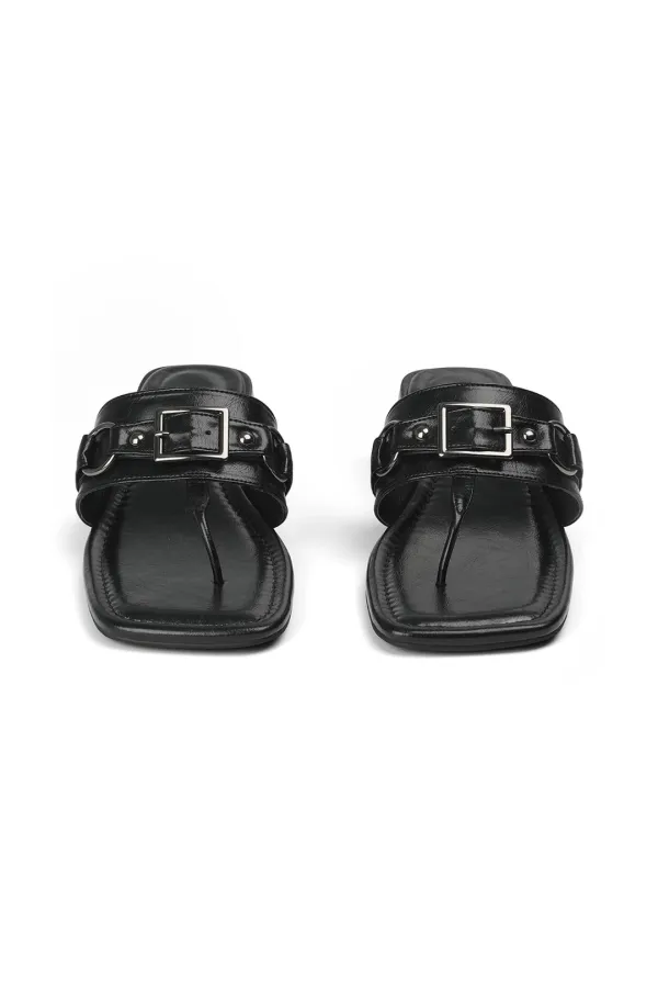 STUD SQUARE FLIP FLOP IN BLACK
